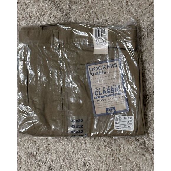 NEW WITH TAGS NEVER OPEN NEW Dockers Men's classic - Pleated, Khaki, 42 x 32 - Picture 1 of 8